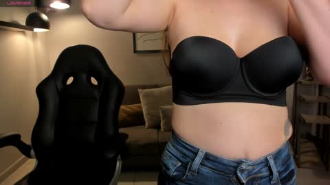 Snapshot of staceywood_ chatting on December 29, 11:18 am Stacy Woods online show from December 29, 11:18 am
