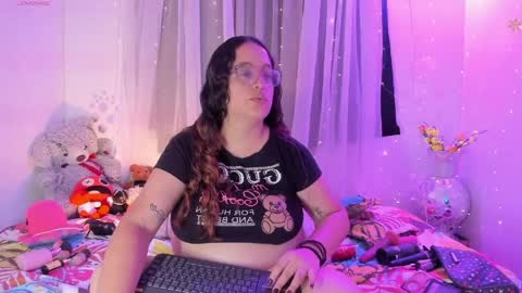 Snapshot of stacy_millerr chatting on May 21, 10:00 am Stacy Boobs online show from May 21, 10:00 am