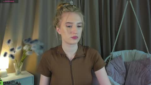 Snapshot of stacy_riiver chatting on April 24, 9:34 am Stacy Mon Tue Wed Thu Fri Sun GMT GMT 3 1000am - 0400pm online show from April 24, 9:34 am