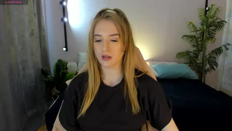 Snapshot of stacy_riiver chatting on May 17, 9:17 am Stacy Mon Tue Wed Thu Fri Sun GMT GMT 3 1000am - 0400pm online show from May 17, 9:17 am
