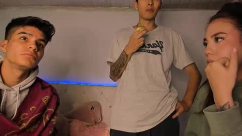 Snapshot of stanandrose chatting on February 15, 5:04 am Stand and Rose online show from February 15, 5:04 am