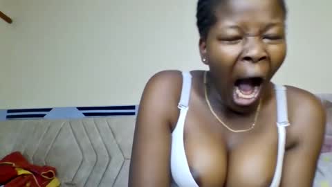 Snapshot of staria_luxe chatting on October 27, 8:02 pm staria_luxe online show from October 27, 8:02 pm