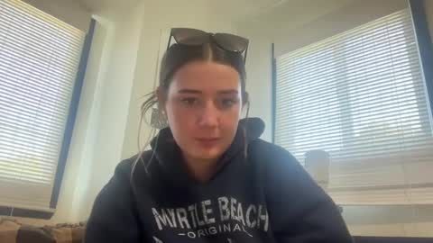 starqueenieee online show from September 8, 4:28 pm