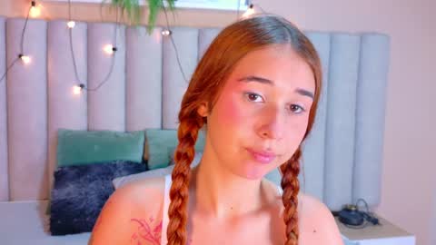 Snapshot of starrmoon__ chatting on June 2, 2:57 am M O O N online show from June 2, 2:57 am