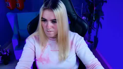 stef_nicks online show from October 15, 9:09 am