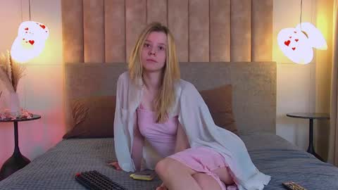 Stefie online show from April 2, 5:05 am