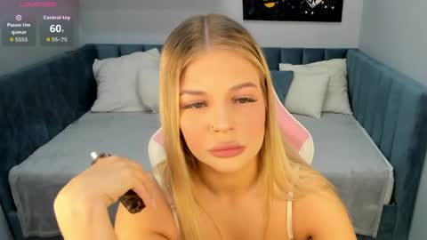 Snapshot of stella_leee chatting on March 24, 12:04 am Stella Leee online show from March 24, 12:04 am