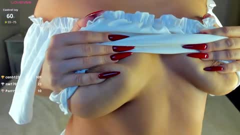 Snapshot of stella_leee chatting on April 7, 12:00 am Stella Leee online show from April 7, 12:00 am