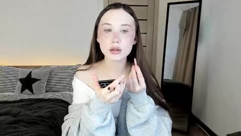 Snapshot of stella_sunny chatting on March 5, 4:25 pm stella_sunny online show from March 5, 4:25 pm