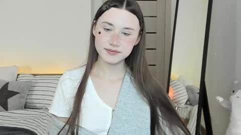 Snapshot of stella_sunny chatting on April 23, 10:34 pm stella_sunny online show from April 23, 10:34 pm