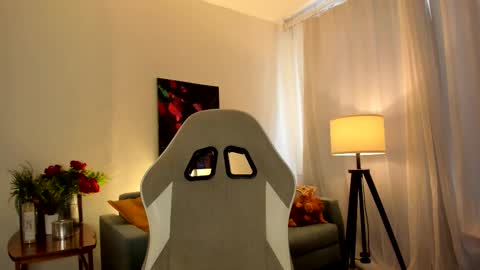 Snapshot of stella_vans chatting on February 17, 8:11 am Asella online show from February 17, 8:11 am