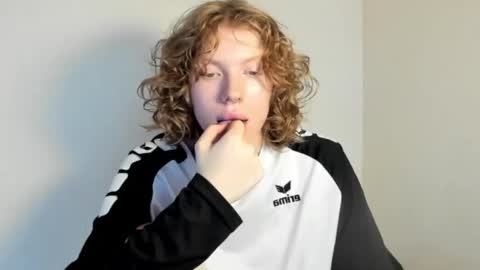 Snapshot of stellaswen chatting on November 4, 8:13 am S T E L L A online show from November 4, 8:13 am