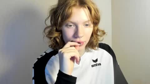 Snapshot of stellaswen chatting on November 5, 9:09 am S T E L L A online show from November 5, 9:09 am