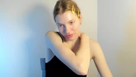 Snapshot of stellaswen chatting on November 7, 10:04 am S T E L L A online show from November 7, 10:04 am