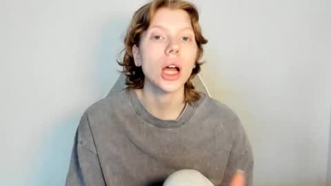 Snapshot of stellaswen chatting on March 5, 8:32 am S T E L L A online show from March 5, 8:32 am