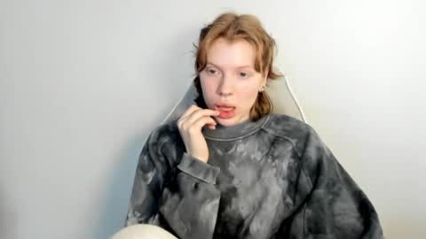 Snapshot of stellaswen chatting on March 10, 8:41 am S T E L L A online show from March 10, 8:41 am