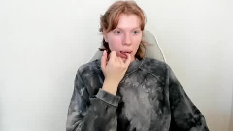 Snapshot of stellaswen chatting on March 11, 9:37 am S T E L L A online show from March 11, 9:37 am