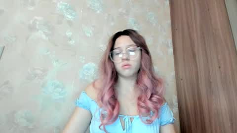 stephanie_hillss online show from September 10, 7:30 am