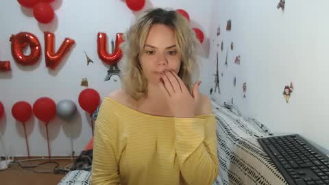 Snapshot of stephaniewild chatting on April 6, 10:27 am Stephanie online show from April 6, 10:27 am