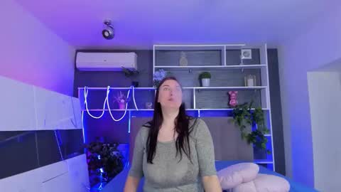 Snapshot of stephierousee chatting on April 27, 5:16 am Stephie online show from April 27, 5:16 am