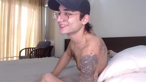 Snapshot of steveoceanbeanhuge chatting on February 5, 1:37 am Alex online show from February 5, 1:37 am