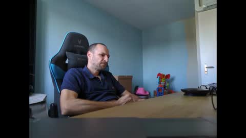 Snapshot of stickolive1 chatting on September 18, 1:35 pm stickolive1 online show from September 18, 1:35 pm