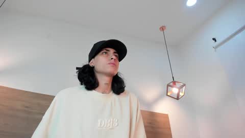 stivenbenet1 online show from December 8, 1:47 pm