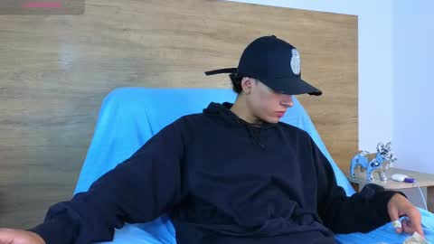 stivenbenet1 online show from September 25, 2:43 pm