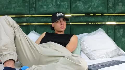 stivenbenet1 online show from October 28, 8:22 pm