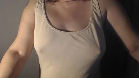 Snapshot of stonenipple chatting on October 31, 12:44 am stonenipple online show from October 31, 12:44 am