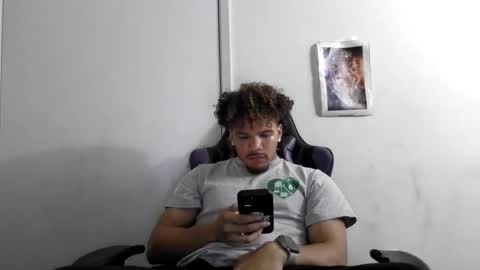 Snapshot of str8dj chatting on October 31, 2:01 am Dj online show from October 31, 2:01 am