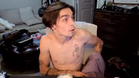 Snapshot of str8whiteboy21 chatting on June 27, 3:33 am str8whiteboy21 online show from June 27, 3:33 am