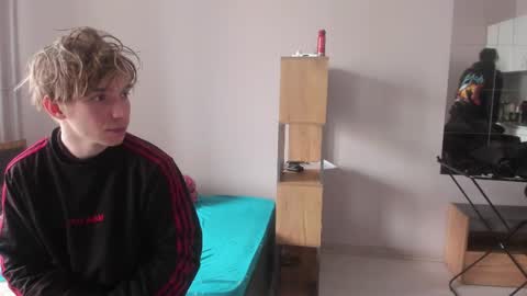 Snapshot of stralght_twinks chatting on April 5, 8:55 am Ray online show from April 5, 8:55 am