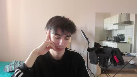 Snapshot of stralght_twinks chatting on April 11, 11:25 am Ray online show from April 11, 11:25 am