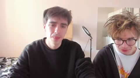 Snapshot of stralght_twinks chatting on April 19, 11:31 am Ray online show from April 19, 11:31 am