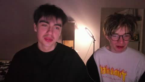 Snapshot of stralght_twinks chatting on April 19, 6:10 pm Ray online show from April 19, 6:10 pm