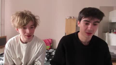 Snapshot of stralght_twinks chatting on April 22, 10:17 am Ray online show from April 22, 10:17 am