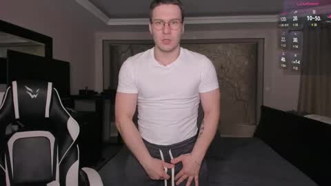 Snapshot of stranggee chatting on March 12, 1:17 pm Artem online show from March 12, 1:17 pm
