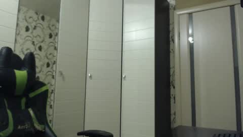 Snapshot of strongass18 chatting on November 23, 1:33 pm Alex online show from November 23, 1:33 pm