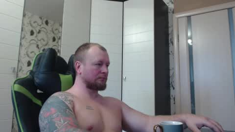 Snapshot of strongass18 chatting on December 23, 9:29 am Alex online show from December 23, 9:29 am