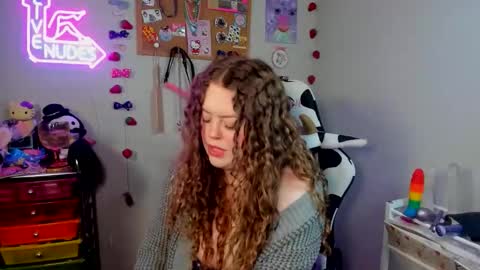 Snapshot of strwbby chatting on February 11, 5:12 am Strwbby online show from February 11, 5:12 am