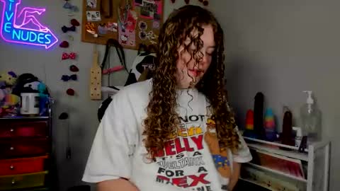 Snapshot of strwbby chatting on April 18, 6:06 am Strwbby online show from April 18, 6:06 am