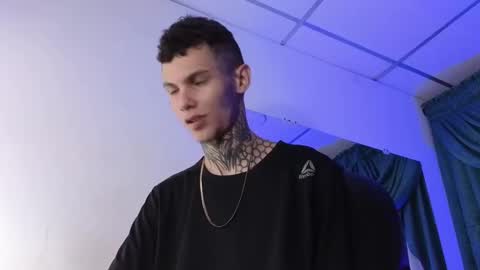 stuart_boy_ online show from December 2, 3:47 am