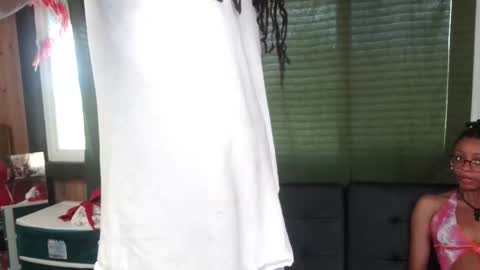 Snapshot of studiowahines chatting on December 20, 10:39 pm StudioWahines online show from December 20, 10:39 pm