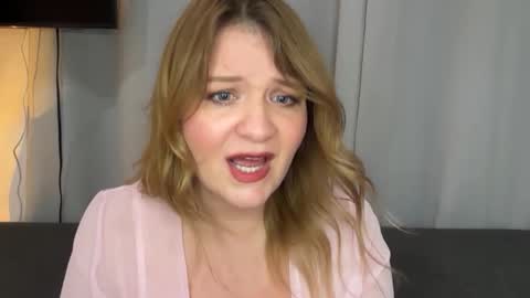 Snapshot of submissivescarletxo chatting on May 15, 11:12 pm Scarlet online show from May 15, 11:12 pm
