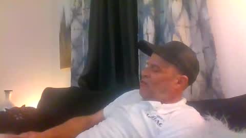 Snapshot of suckitu812 chatting on January 7, 3:42 am SUCKITU812 online show from January 7, 3:42 am