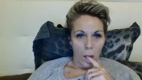 Snapshot of sucrette5629 chatting on December 20, 1:33 pm sucrette5629 online show from December 20, 1:33 pm
