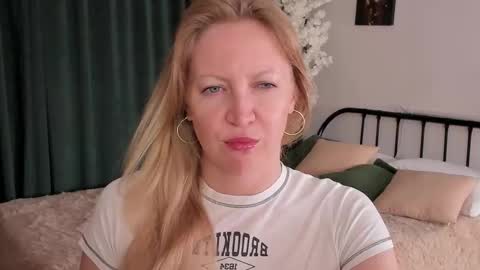 Snapshot of sugamomy chatting on October 6, 12:19 am sugamomy online show from October 6, 12:19 am