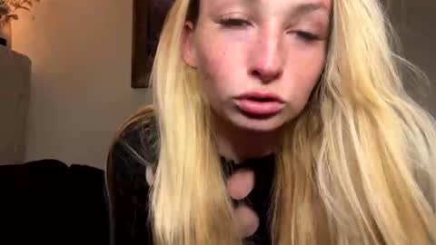 Snapshot of sugarrushxoxo chatting on April 12, 5:01 am sugarrushxoxo online show from April 12, 5:01 am