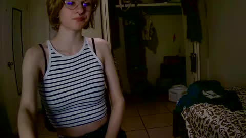 Snapshot of suicunebitch chatting on December 14, 6:02 am Ophelia online show from December 14, 6:02 am